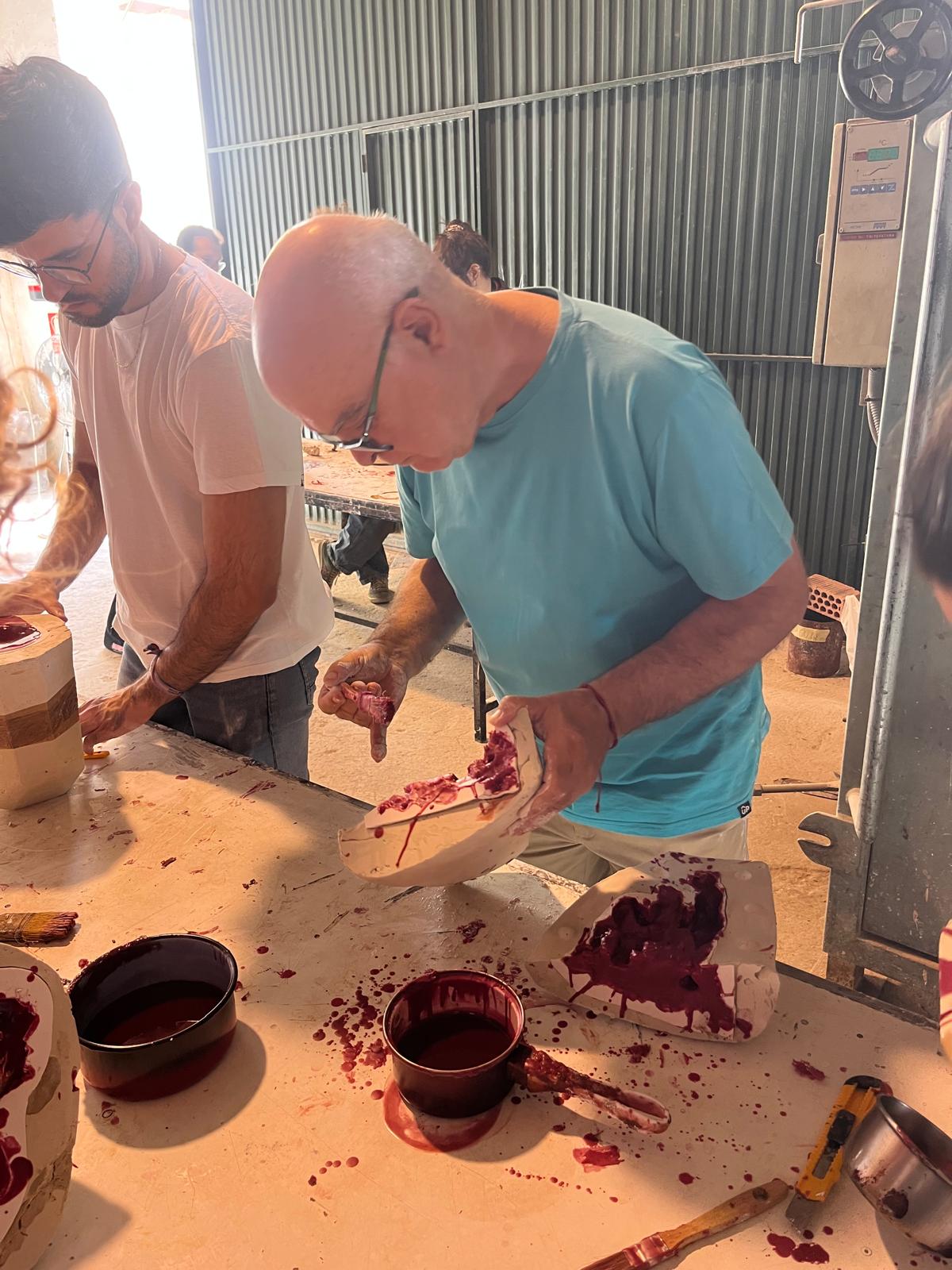 El artista Juan Manuel Gutiérrez Gallardo dando cera al molde de su escultura. El artista Juan Manuel Gutiérrez Gallardo dando cera al molde de su escultura.