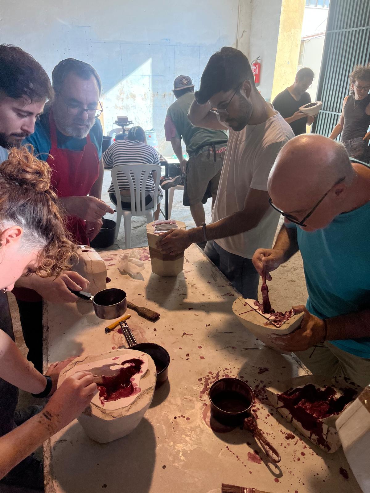 El artista Juan Manuel Gutiérrez Gallardo dando cera al molde de su escultura. El artista Juan Manuel Gutiérrez Gallardo dando cera al molde de su escultura.