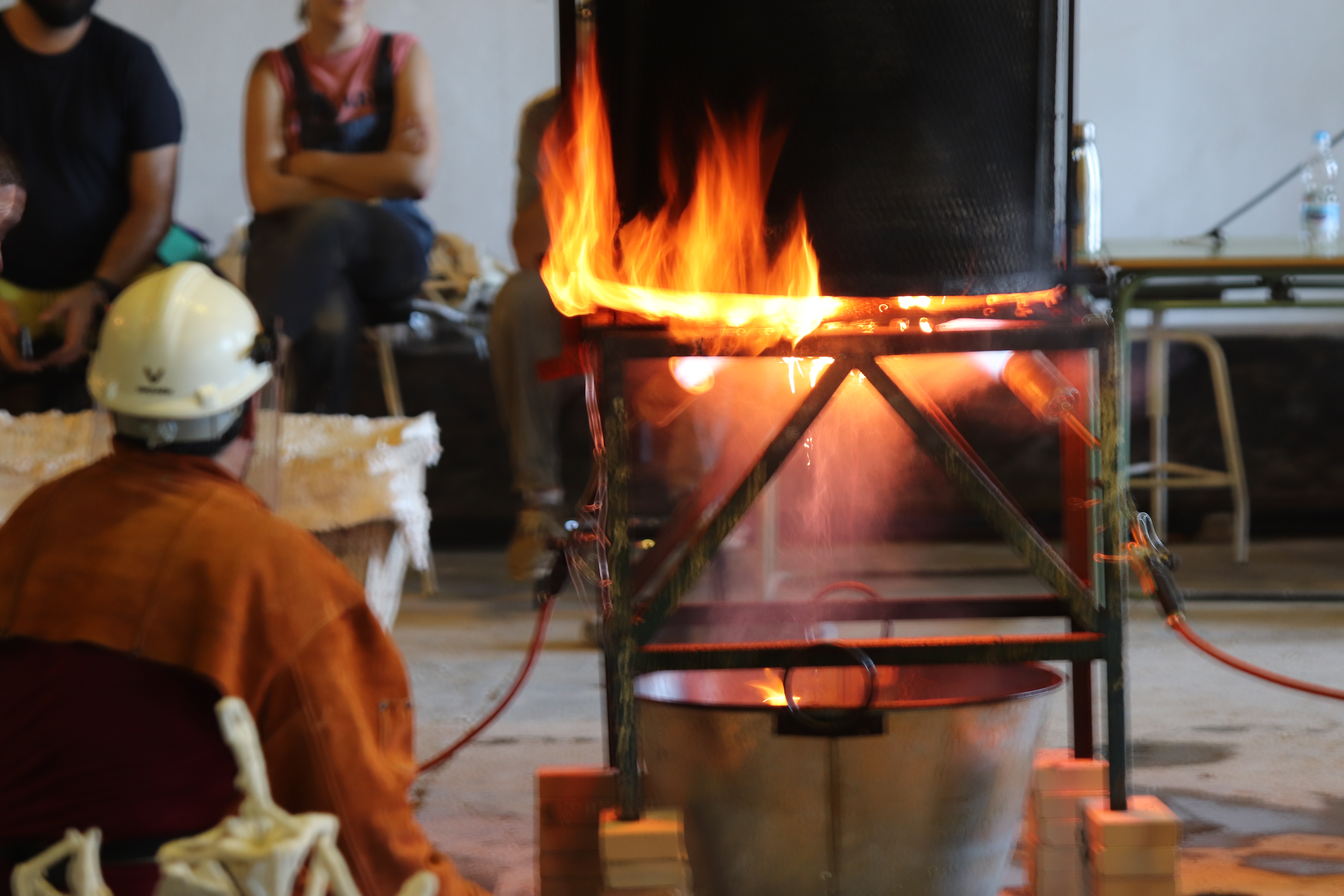 Proceso de descere en fundición de bronce en la técnica de la cascarilla cerámica. Fotografía realizada por Juan Manuel Gutiérrez Gallardo durante uno de los cursos de dibujo y escultura a los que ha asistido como alumno en Priego de Córdoba.