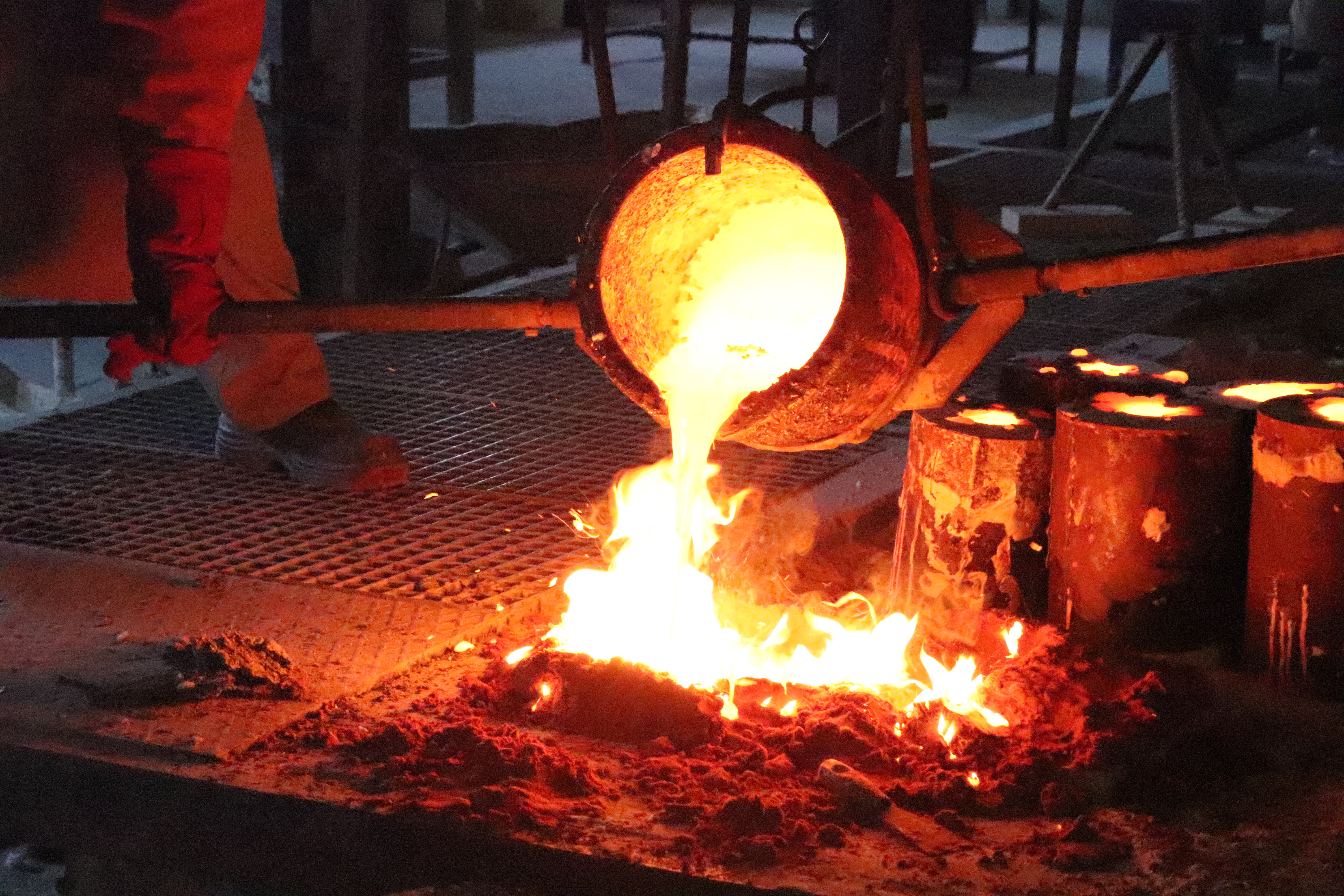 Haciendo lingotes de bronce con lo que ha sobrado de rellenar los moldes. Proceso de fundición de bronce. Fotografía realizada por Juan Manuel Gutiérrez Gallardo durante uno de los cursos de dibujo y escultura a los que ha asistido como alumno en Priego de Córdoba.