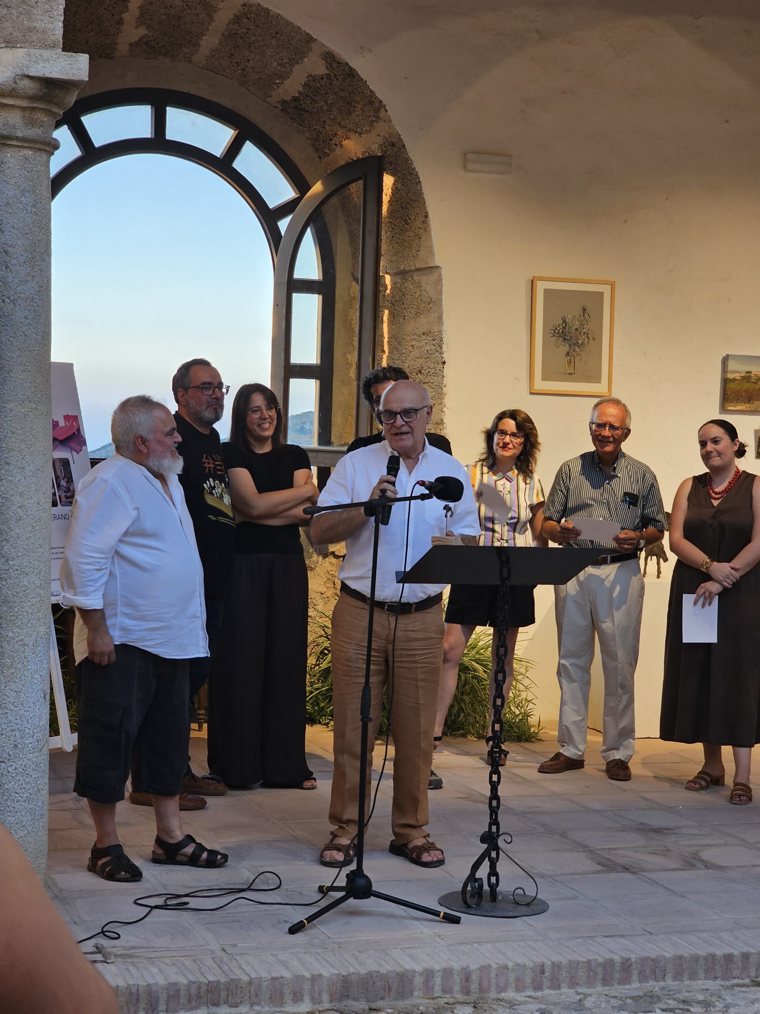 El artista Juan Manuel Gutiérrez Gallardo agradeciendo a los participantes y a los profesores el premio chipirón que acababa de recibir. El artista Juan Manuel Gutiérrez Gallardo agradeciendo a los participantes y a los profesores el premio chipirón que acababa de recibir.