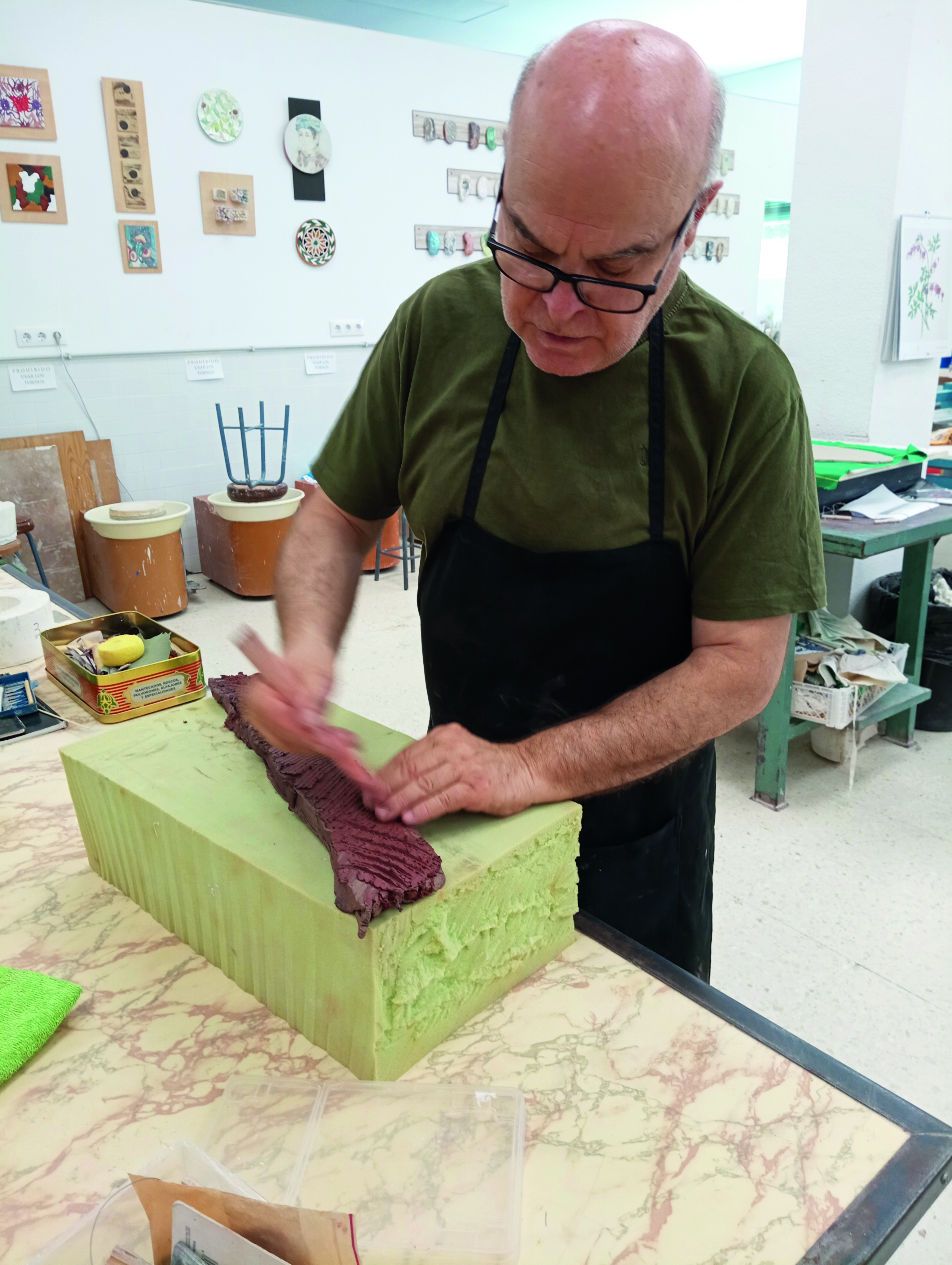 Juan Manuel Gutiérrez conformando las piezas laterales