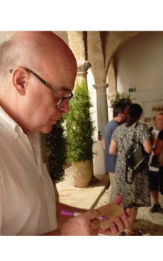 Juan Manuel Gutiérrez Gallardo en una exposición del curso de dibujo y escultura de Priego de Córdoba, Andalucía, España.